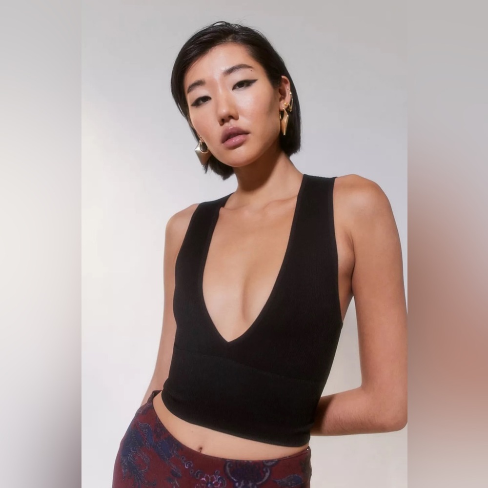 Urban Outfitter Out From Under Hailey Seamless Plunge Bra Top in Black